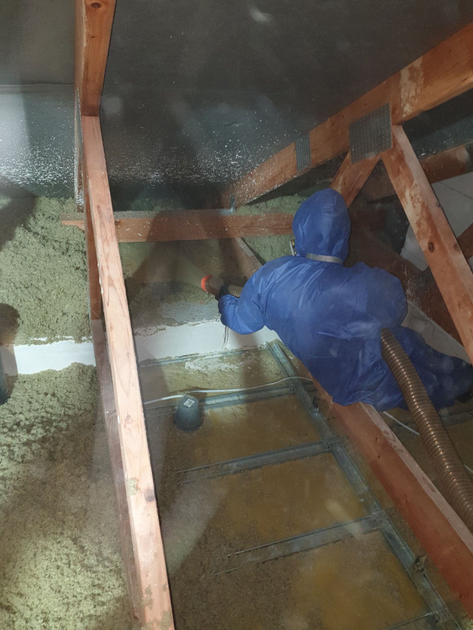 EINBLASDÄMMUNG AUS WOLLE